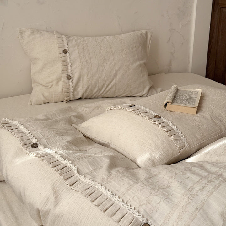 Linen-look bedding set with ruffles and button closure