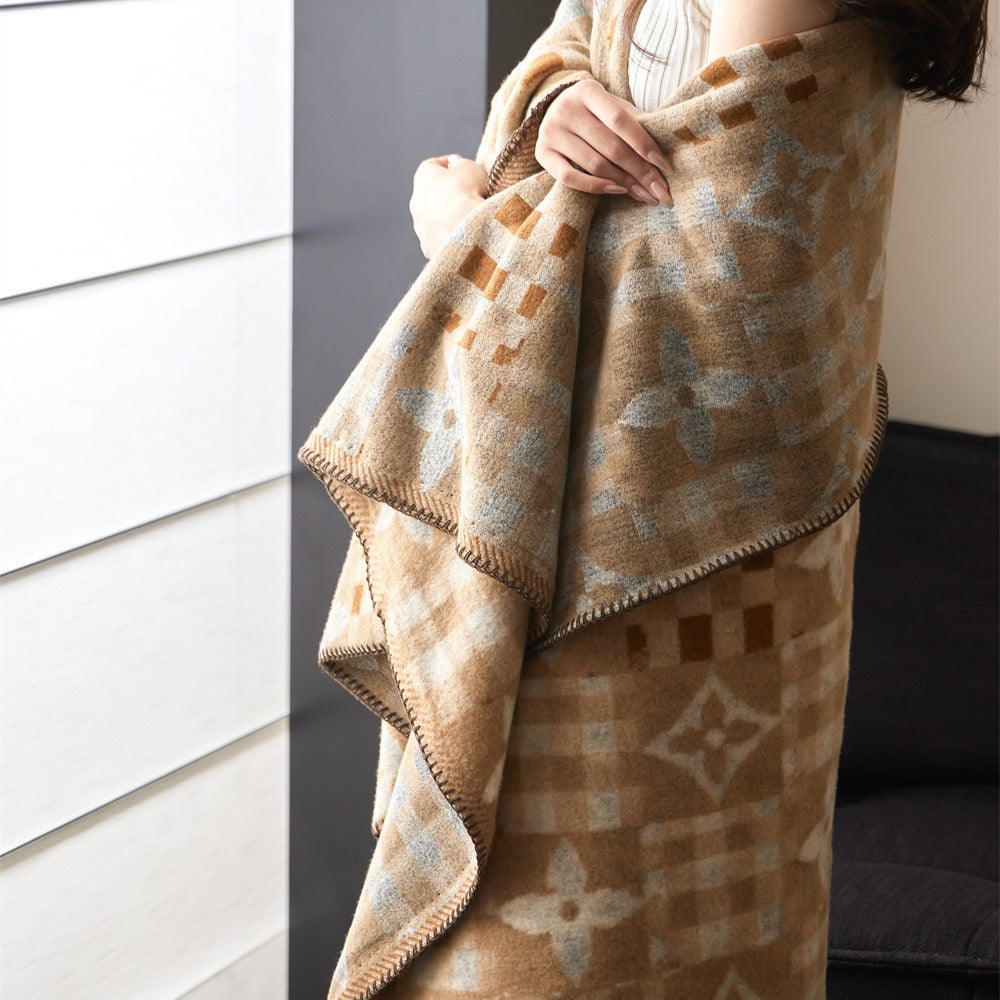 Cozy throw blanket in houndstooth pattern made of wool mix