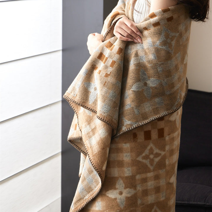 Cozy throw blanket in houndstooth pattern made of wool mix