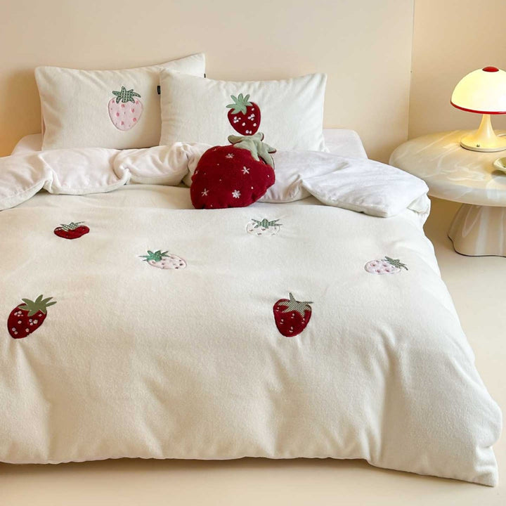 Children's bedding set with cuddly rabbit appliqué and velvety border