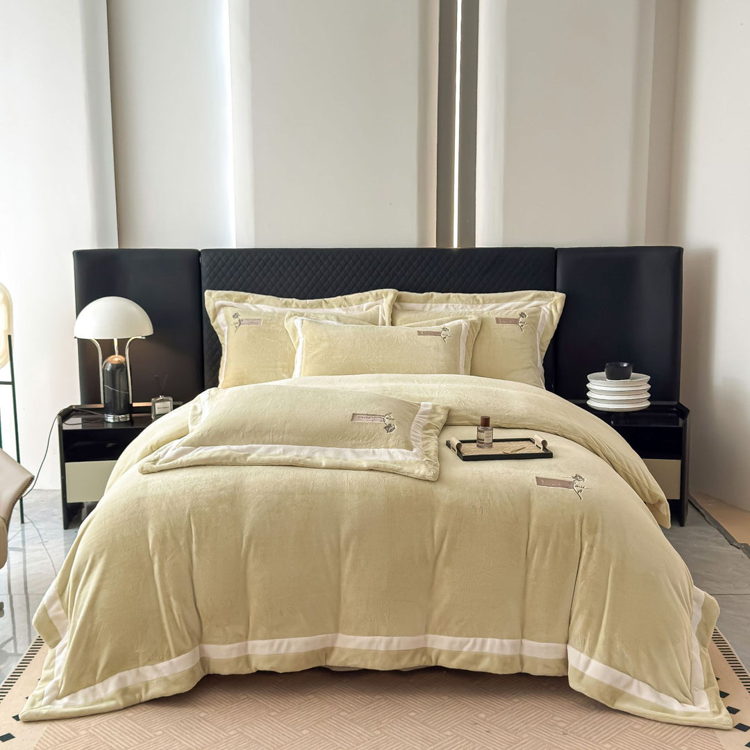 Samt bedding set with pillow covers and quilted border