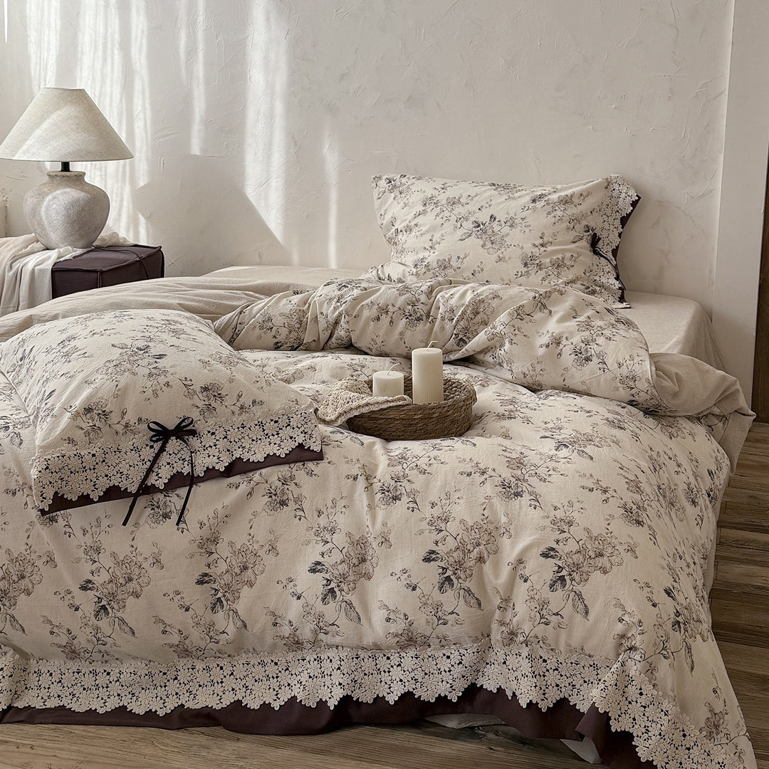 Satin bed linen set with romantic floral pattern and lace border Bowlift