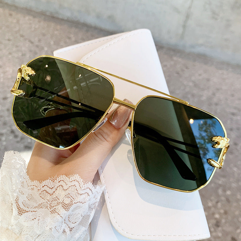 Ladies square sunglasses with luxurious metal frame Bowlift