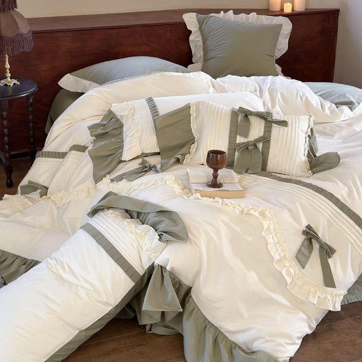 Bedding set in cottage chic with gathered hem and bow application