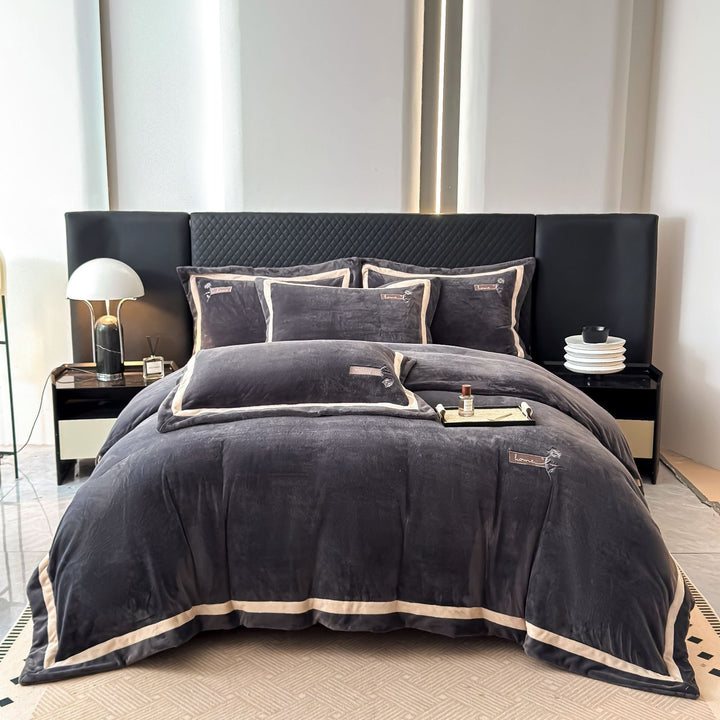 Samt bedding set with pillow covers and quilted border