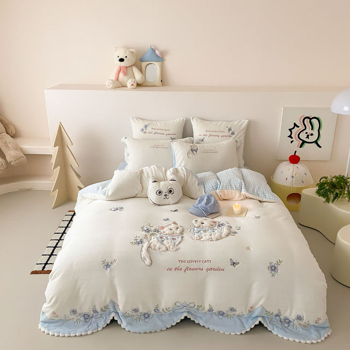 Children's bedding set with embroidered cat motifs, ruffles and pillowcases