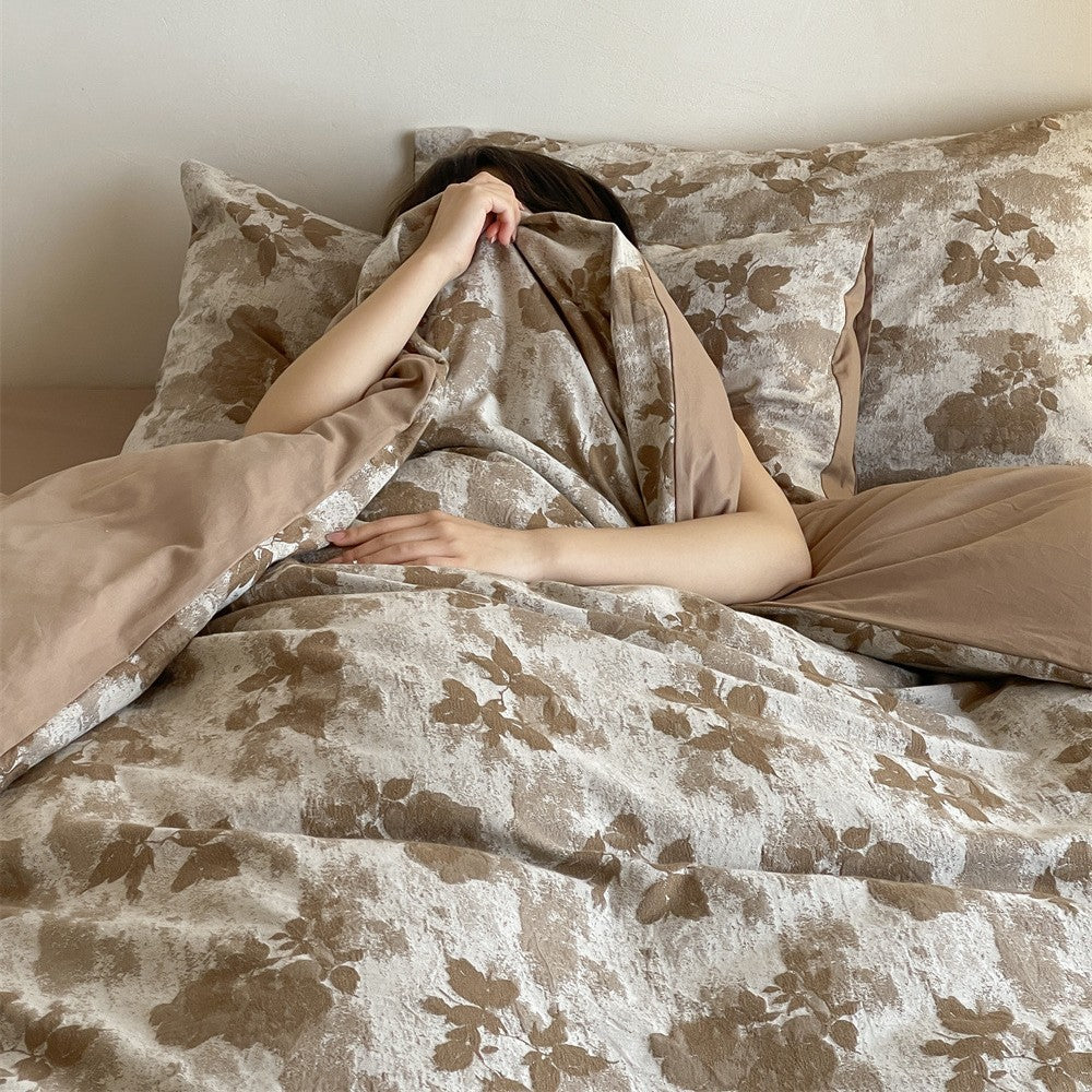 Bedding set made of washed cotton satin with a textured houndstooth pattern and reversible function