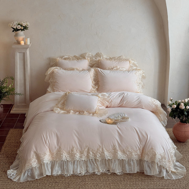 Samt bed linen set with lace trim and gathered ruffle