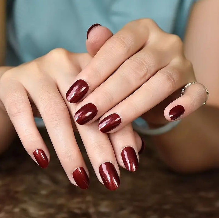 Glossy Oval-Shaped Nail Enhancements Bowlift