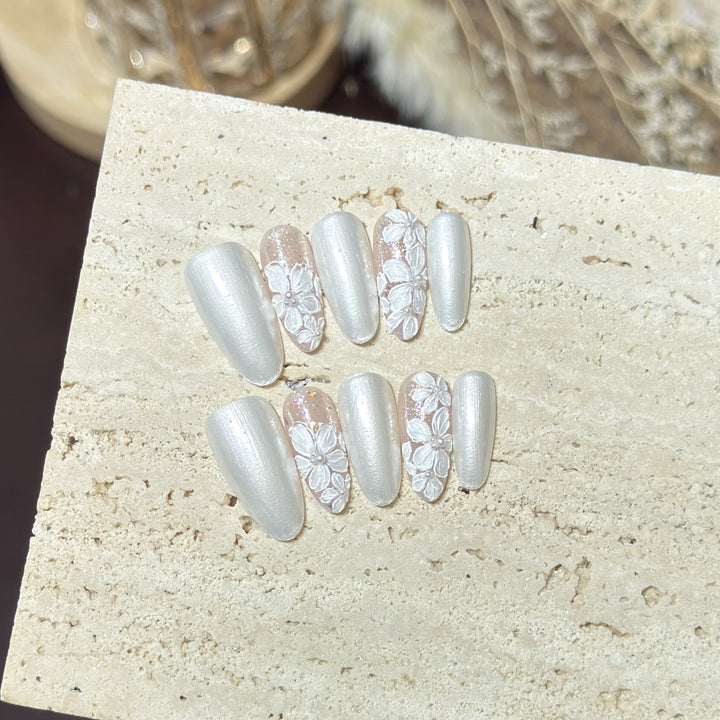 Elegant Floral Accent Press-On Nail Set