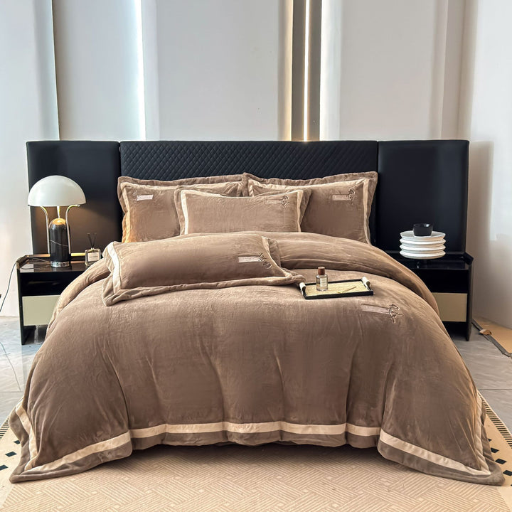 Samt bedding set with pillow covers and quilted border