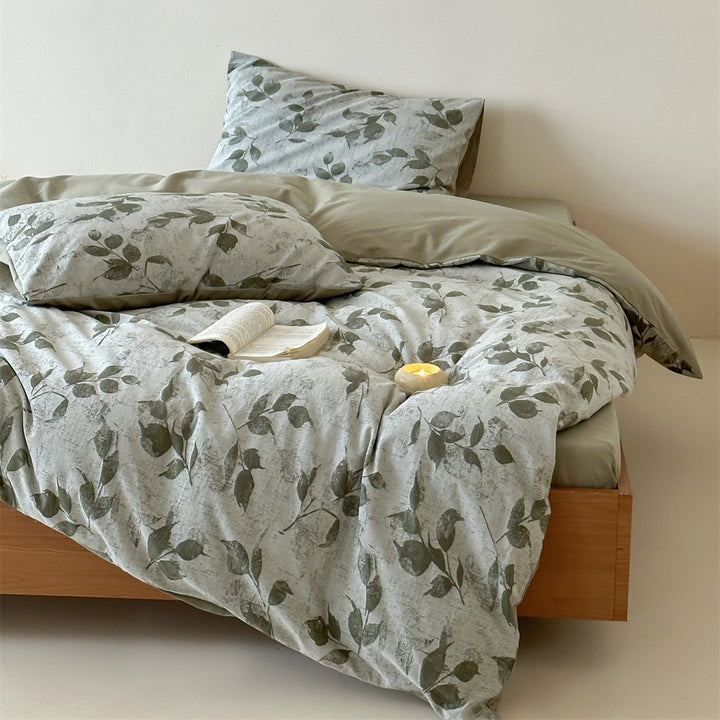 Bedding set made of washed cotton satin with a textured houndstooth pattern and reversible function