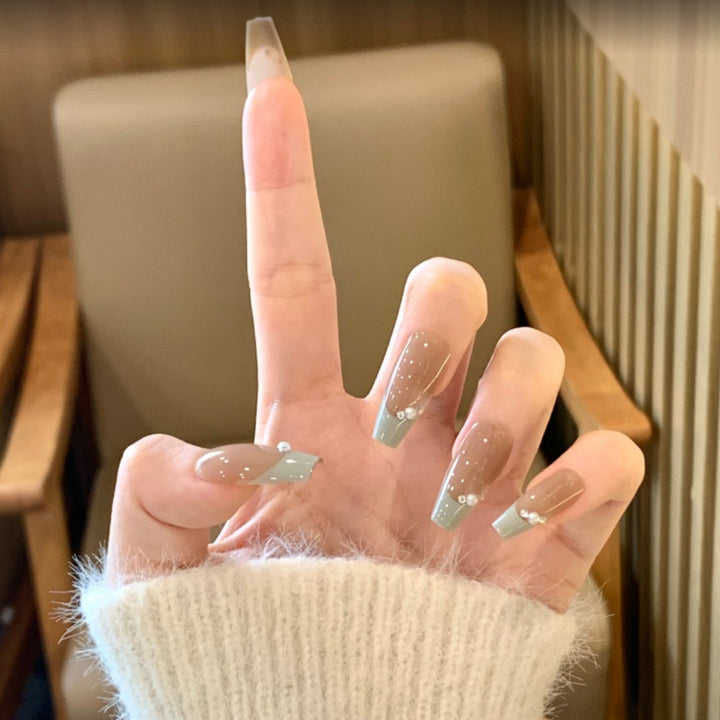 Playful artificial nails with glitter and colorful patterns Bowlift