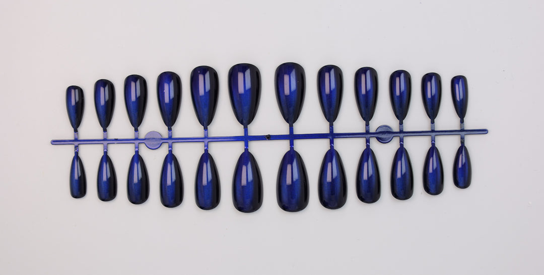 Artificial nail set with shimmering designs Bowlift