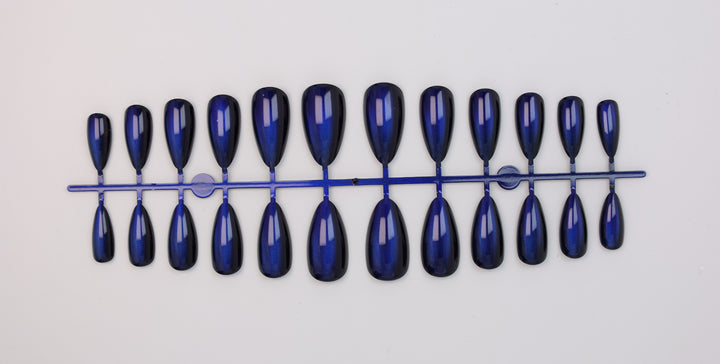 Artificial nail set with shimmering designs Bowlift