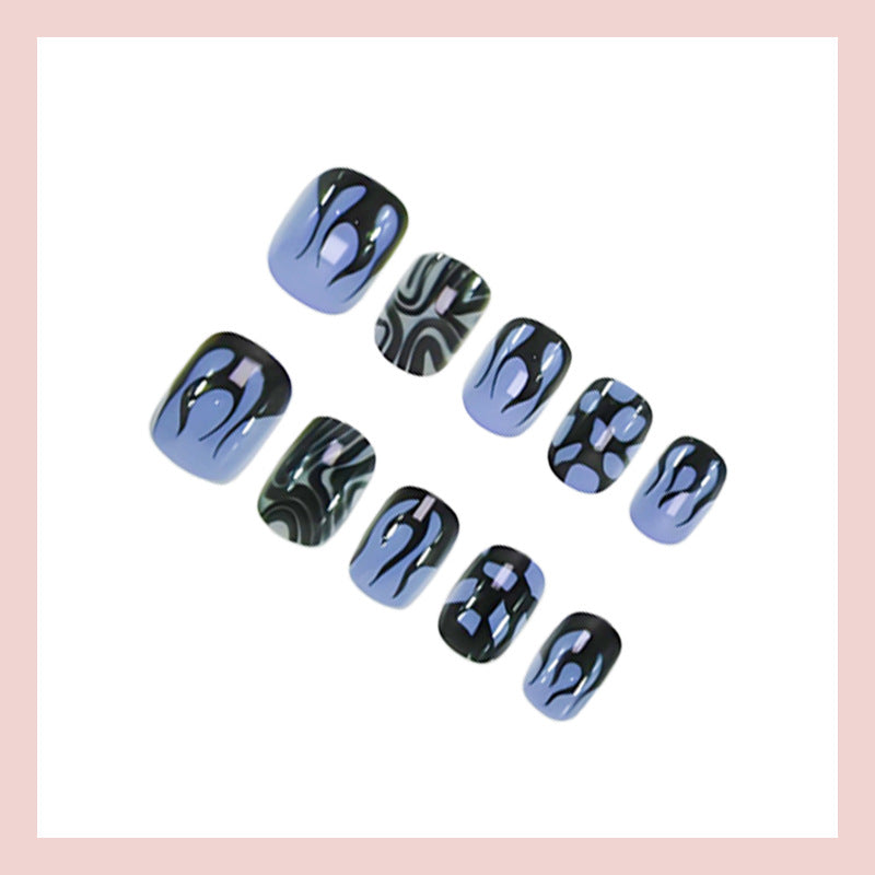 Artificial nail set with striking geometric designs Bowlift