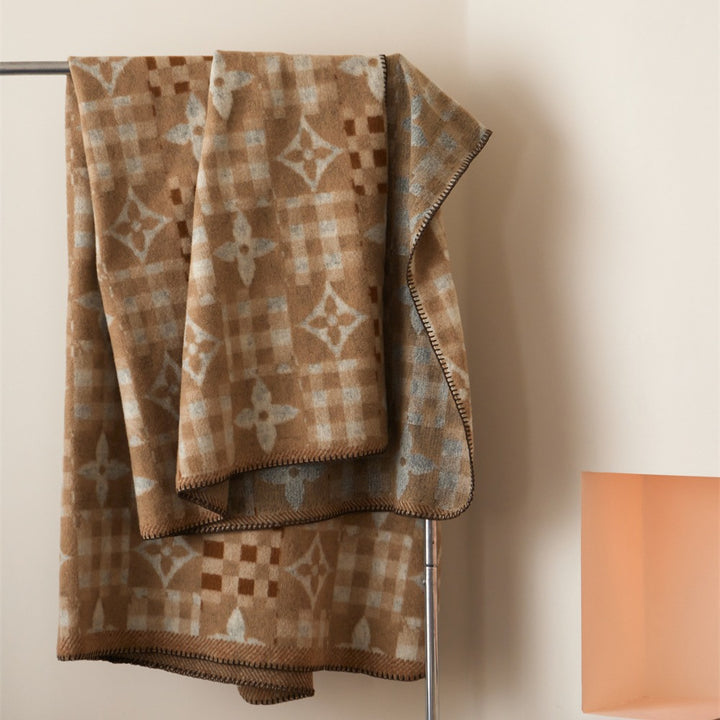 Cozy throw blanket in houndstooth pattern made of wool mix