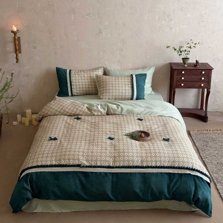 Bedding set with quilted bedspread, decorative pillow and floral pattern