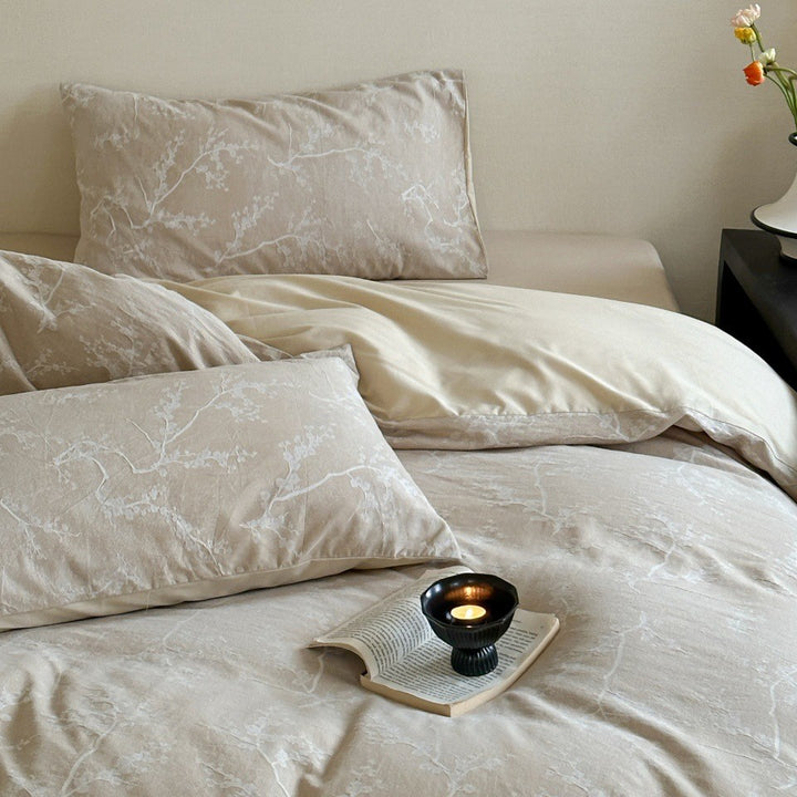 Premium bedding set made of cotton percale with delicate cherry blossom print and reversible feature