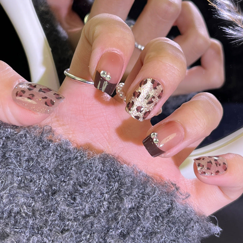 Glossy Nail Art Set with Sparkling Glitter Accents Bowlift
