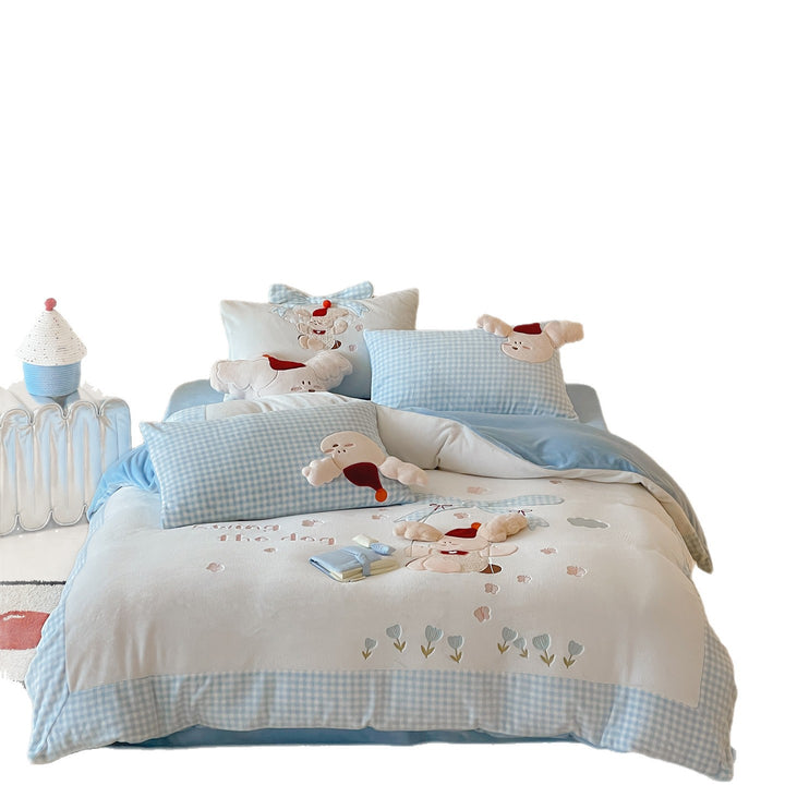 Children's bedding set with quilted blanket and plush applications