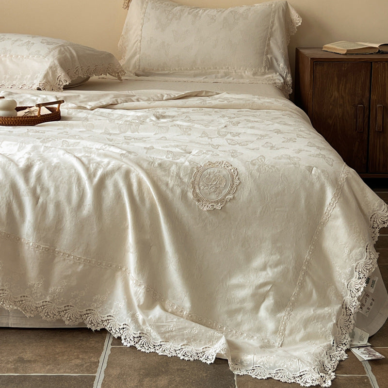 Jacquard bedspread in vintage look with floral appliqué and lace border