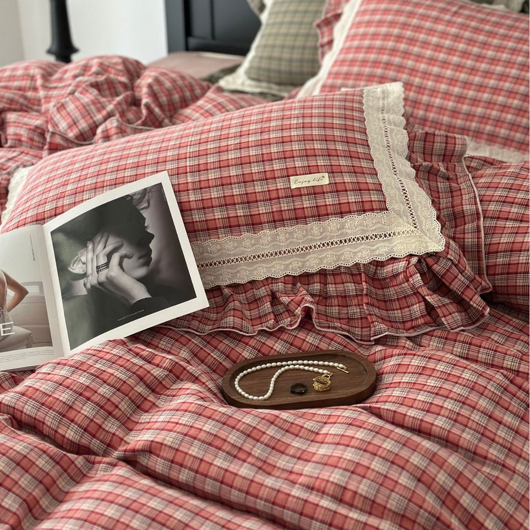 Checked cotton duvet cover set with lace border and frill