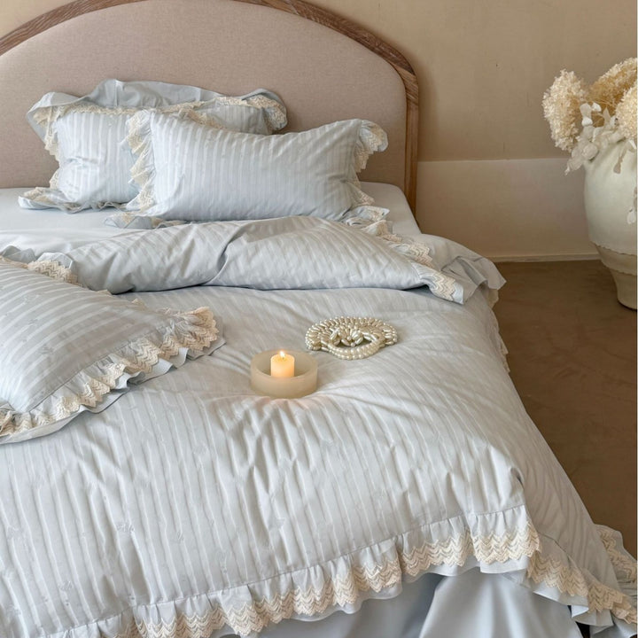 Luxurious lace bedding set with ruffles and jacquard texture