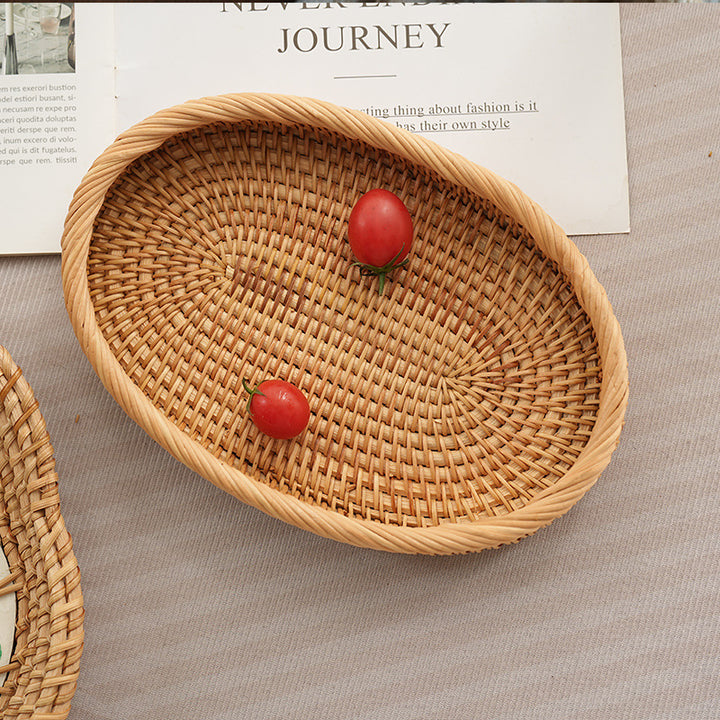 Oval storage basket made of handwoven material Bowlift