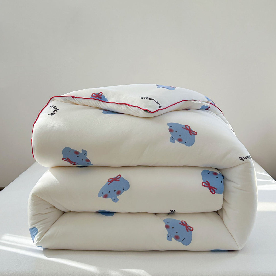 Children's bedding set with cute animal motifs and quilted blanket