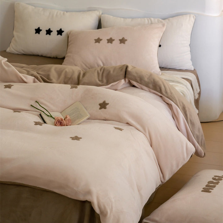 Fluffy bedding set made of microfleece with star application