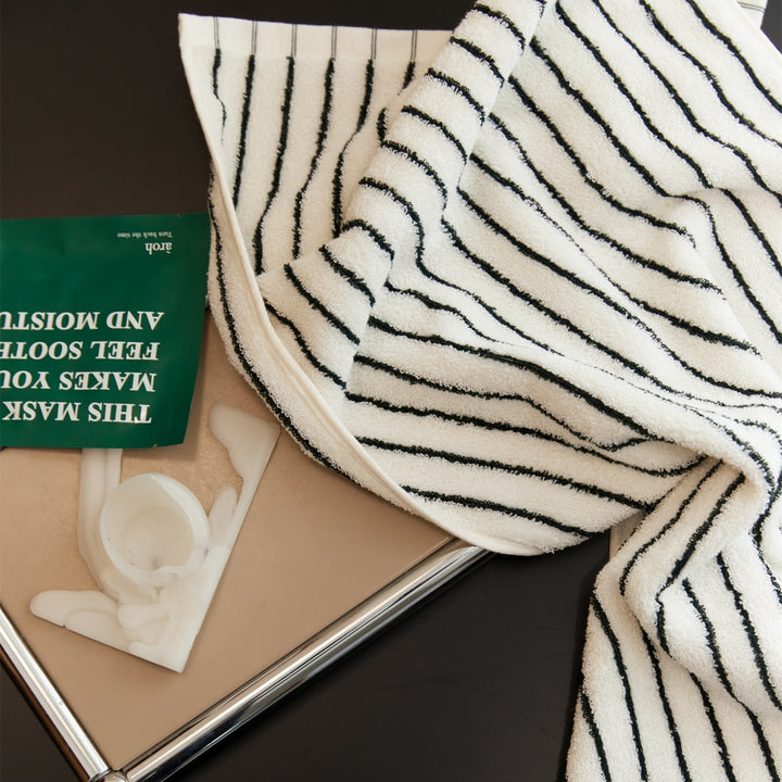 Generous terry bath towel with fine longitudinal stripe structure