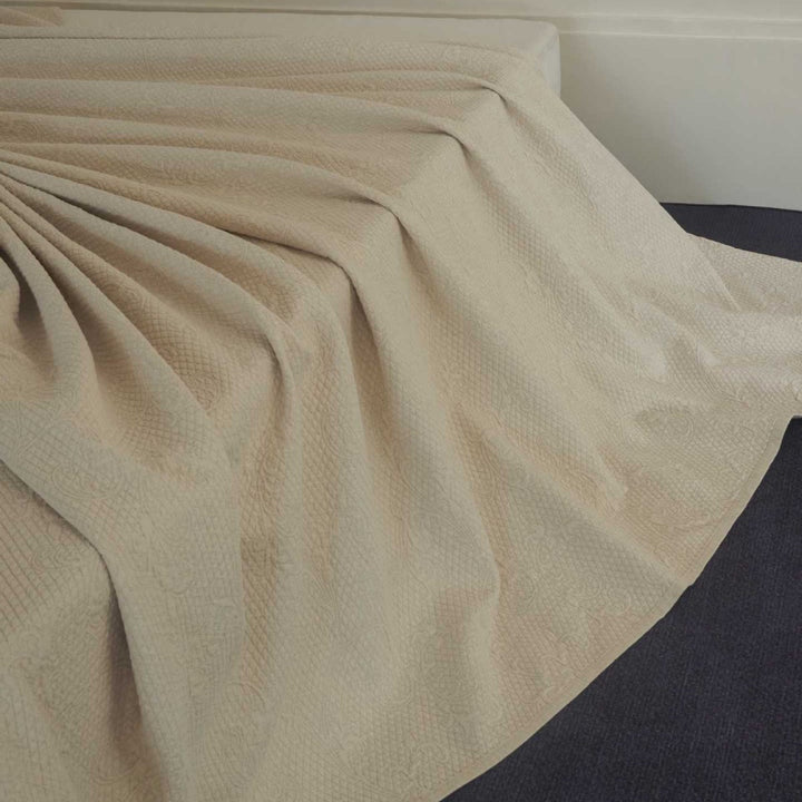 Bedding set in linen look with fine structure