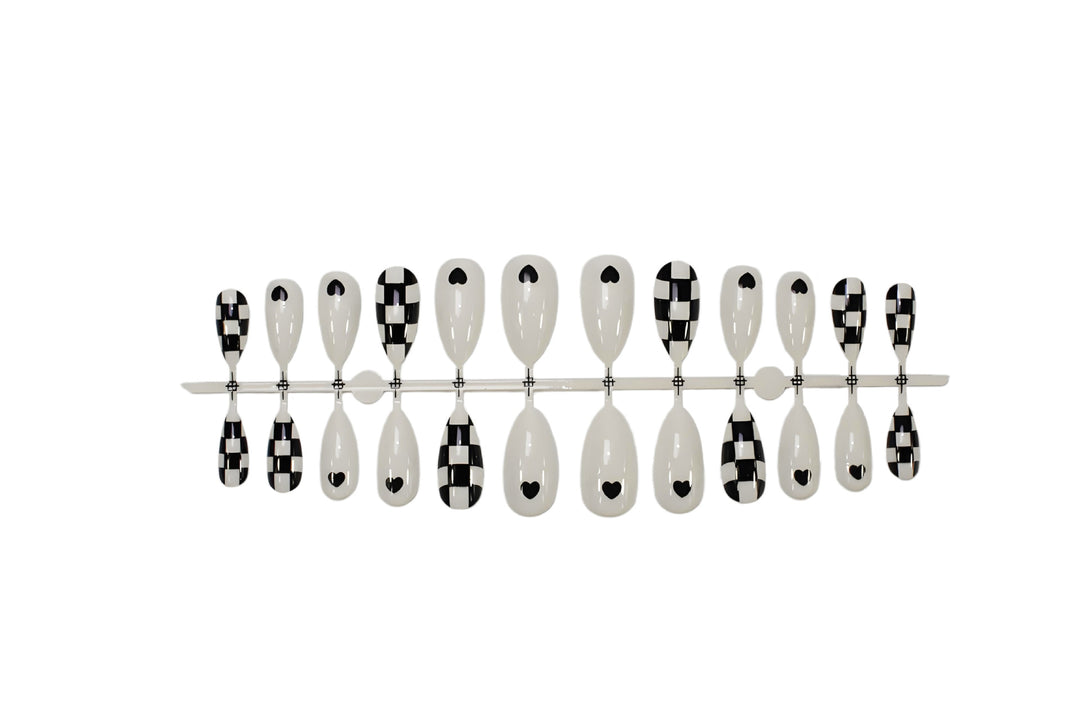 Artificial nail set with graphic heart and check pattern Bowlift