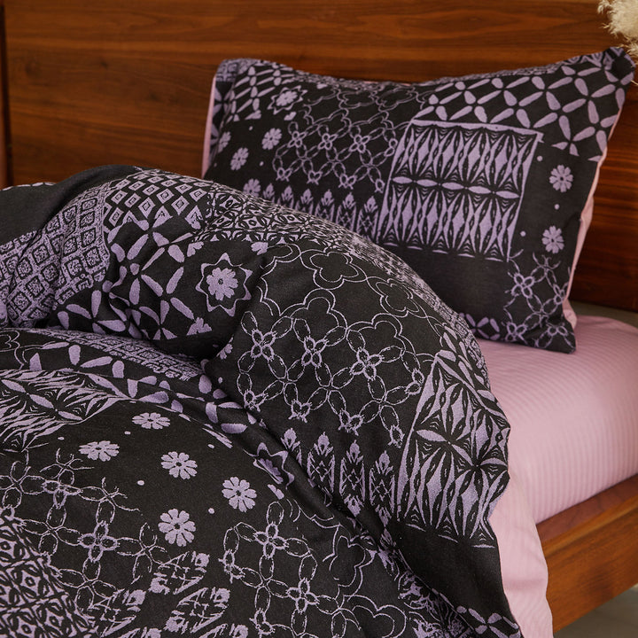 Patchwork bedding set made of cotton blend with reversible function and light quilting