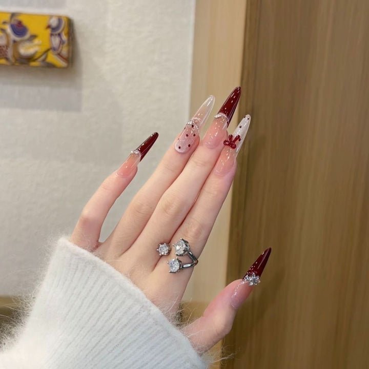 Stylish designed artificial nails with elegant accents