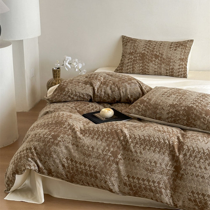 Bedding set made of washed cotton satin with a textured houndstooth pattern and reversible function