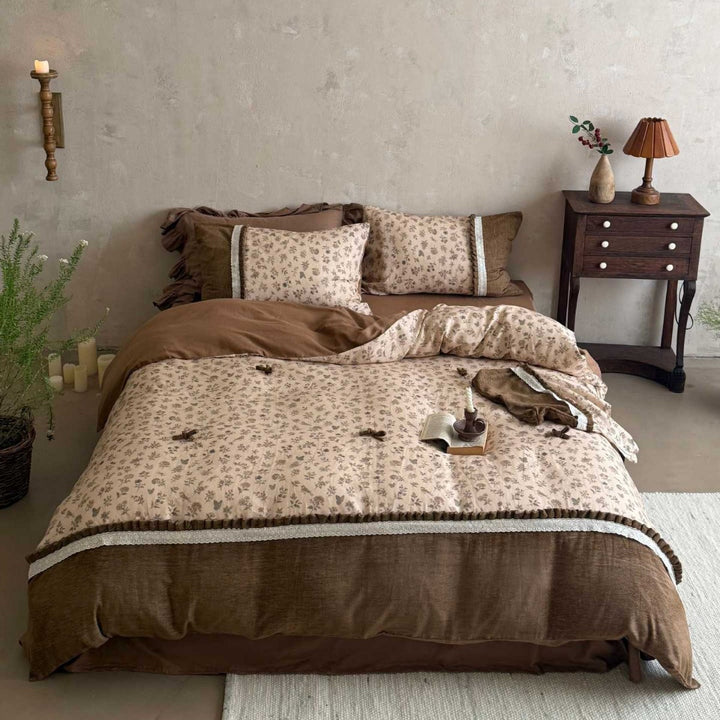 Bedding set with quilted bedspread, decorative pillow and floral pattern