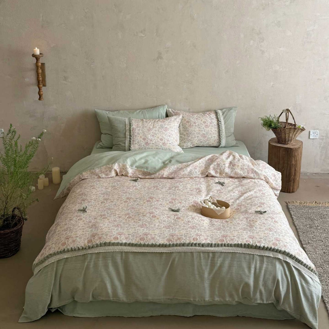 Bedding set with quilted bedspread, decorative pillow and floral pattern