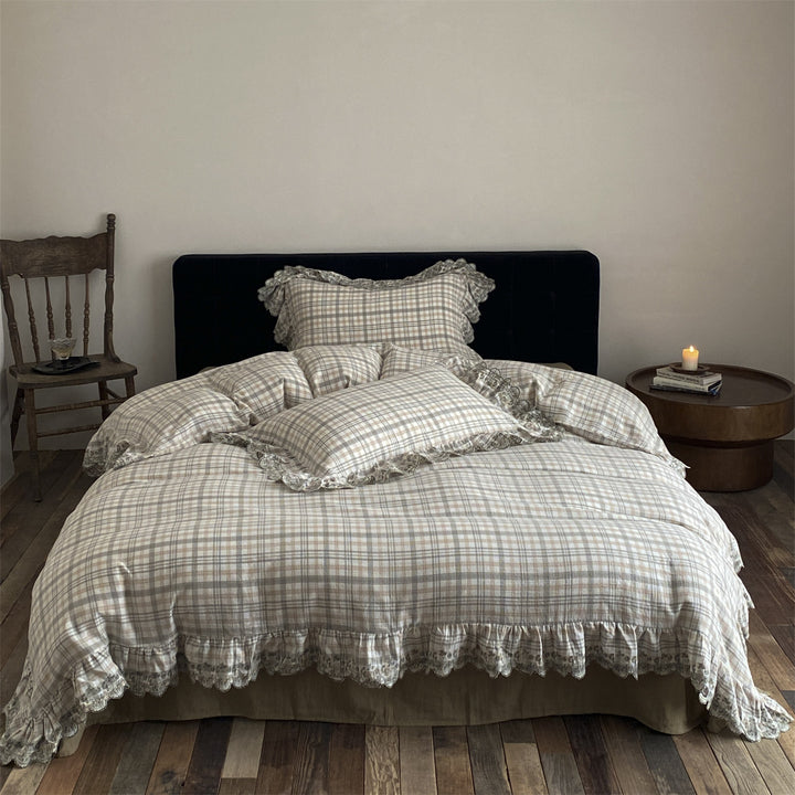 Bedding set with checkered pattern and lace frills