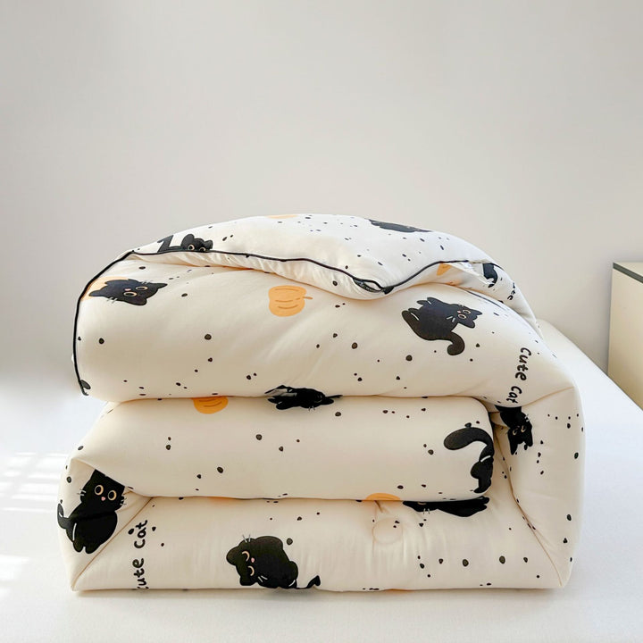 Children's bedding set with cute animal motifs and quilted blanket
