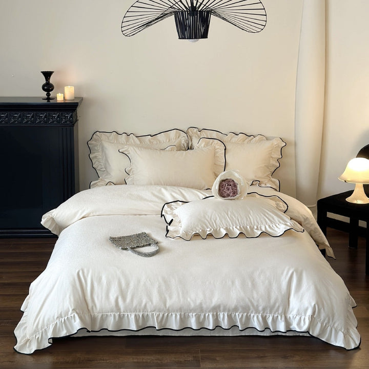 Bedding set with fine ruffle edge and contrasting piping