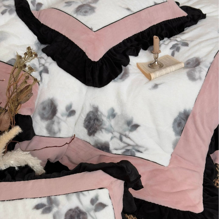 Bedding set watercolor flower print with structured chenille front and contrasting wave edge