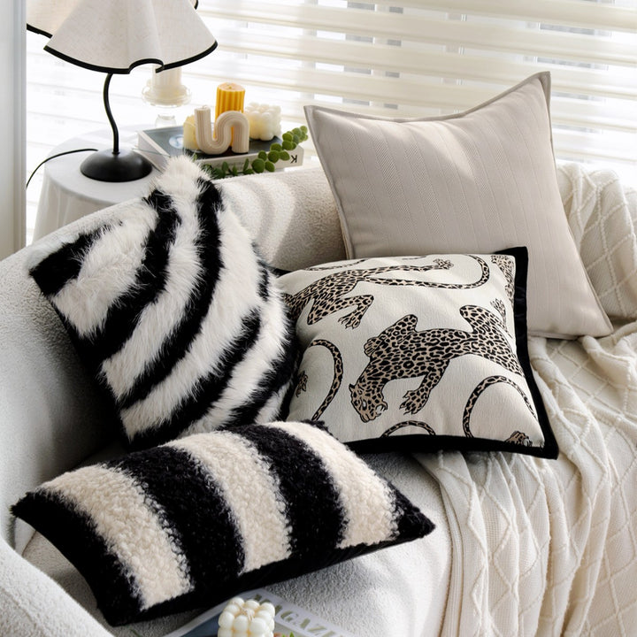 Decorative pillow with luxurious plush knit