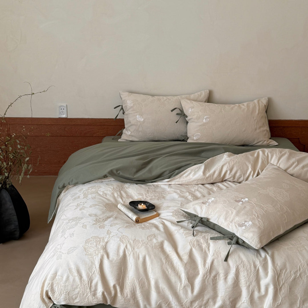 Jacquard-embossed bedding set with ties and reversible function