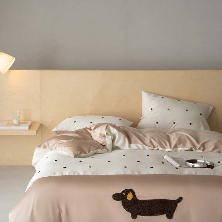 Satin bedding set with dachshund appliqué and fine polka dot pattern Bowlift