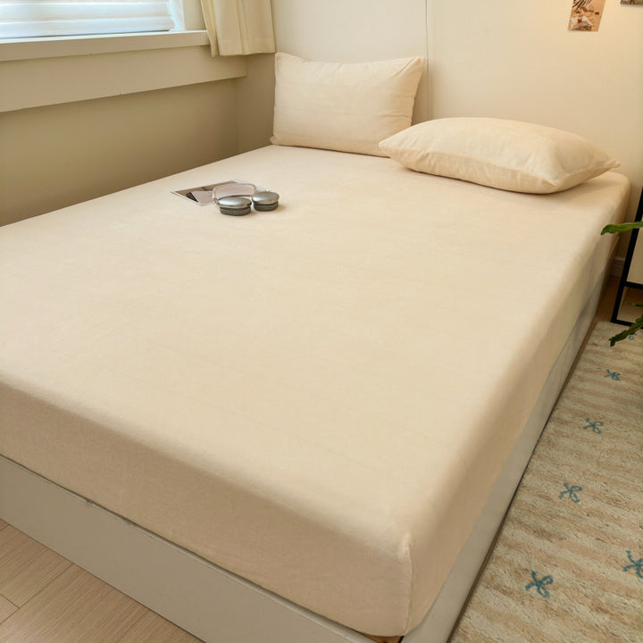 Fitted sheet made of soft cotton jersey with extra deep pocket