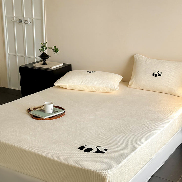 Elastic fitted sheet set made of waffle pique with embroidered panda applique