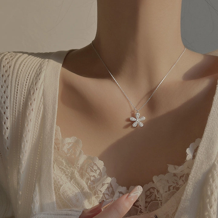 Floral Shaped Pendant Necklace Bowlift