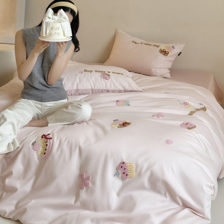 Quilted bedding set with cupcake embroideries and text application